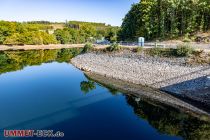 Blick von der Staumauer der Listertalsperre - Blick Richtung Parkplatz. Der graue Bereich der Steine ist normalerweise unter Wasser. • © ummeteck.de - Silke Schön